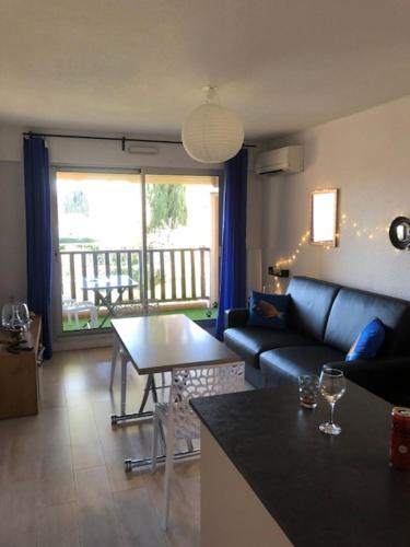 un salon avec un canapé et une table dans l'établissement Sanary-sur-mer superbe appartement au calme, à Sanary-sur-Mer