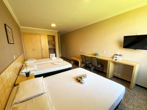 ブラジリアにあるHotel Diplomat by Bsb Innのベッド2台と机があるホテルの部屋
