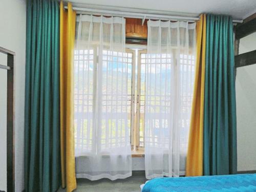 Una cama o camas en una habitación de 西江云亭轻奢全景民宿千户苗寨观景台店