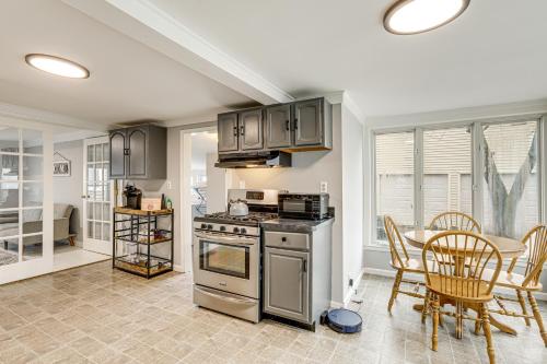 Dapur atau dapur kecil di 1 Mi to Bradley Beach Family-Friendly Home!