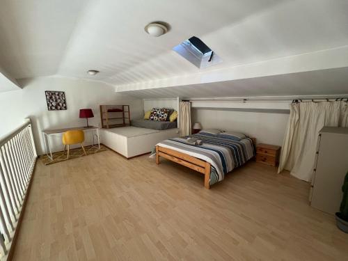 une chambre avec un lit et un canapé dans l'établissement Les Platanes - Dali, à Lamalou-les-Bains