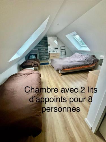 Cette chambre mansardée comprend 2 lits. dans l'établissement Charming cottage with boulodrome near Brest, à Ploudaniel