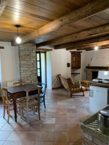 Kuchyň nebo kuchyňský kout v ubytování Da Rumanin - rustic house