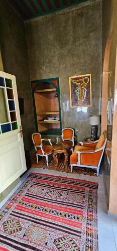 a living room with chairs and a rug at Ryad 91 in Casablanca