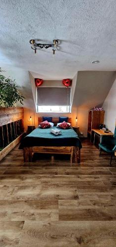 a bedroom with a bed in a room at Siedlisko Bogdanka in Leszczewek