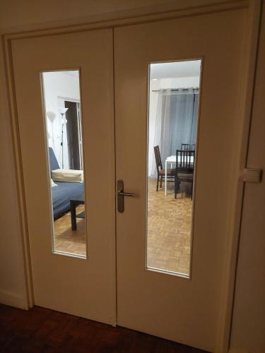 Photo de la galerie de l'établissement 3 Bedroom Apartment - Sleeps 6, à Saint-Cyr-lʼÉcole