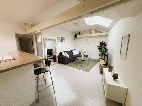 un salon avec un canapé et une table dans l'établissement Nid Douillet - En ville - Climatisé, à Périgueux