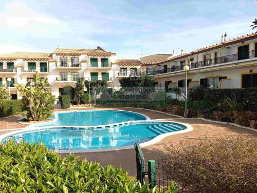 a swimming pool in front of a building at Moradia Townhouse S Sebastião F in Guia