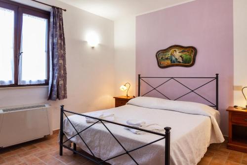 a bedroom with a bed and a window at Capracotta - Aurora in Montemassi
