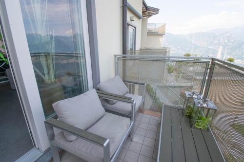 Terrazza a Lago - Condo modern two-storey flat with pool and terraceにあるバルコニーまたはテラス