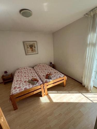 une chambre avec un lit dans une pièce dans l'établissement Les Platanes - Gaugain, à Lamalou-les-Bains