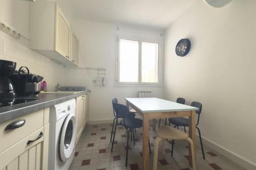 une cuisine avec une table et des chaises dans une cuisine dans l'établissement #HH Le Marceau Caserne de Bonne, à Grenoble