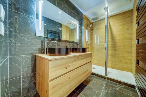 une salle de bain avec deux lavabos et une douche dans l'établissement Appartement moderne, à Talange