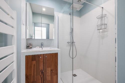 a bathroom with a sink and a shower at REGINA - Somptueux 3 pièces - carré d'or Menton - vue mer in Menton