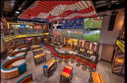 an overhead view of a baseball restaurant with tables and chairs at Stay practico y moderno en Carolina cerca de la zona turística de Isla Verde in Carolina