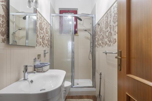łazienka z toaletą, umywalką i prysznicem w obiekcie Gmg - Mondello House w mieście Palermo