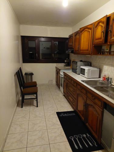 Photo de la galerie de l'établissement 3 Bedroom Apartment - Sleeps 6, à Saint-Cyr-lʼÉcole