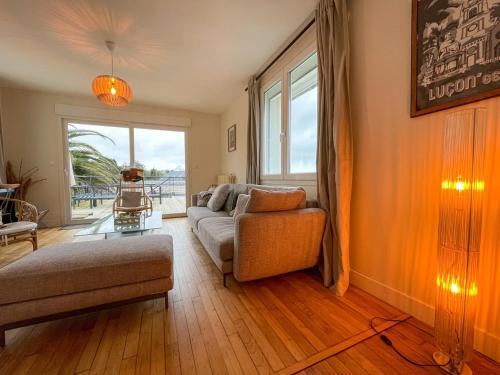 un salon avec un canapé et une fenêtre dans l'établissement Maison de Cruckin, à Paimpol