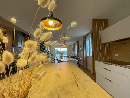- une salle à manger avec une table et des danses dans l'établissement Maison de Cruckin, à Paimpol