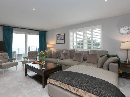 een woonkamer met een bed en een bank bij Wingspan in St Ives