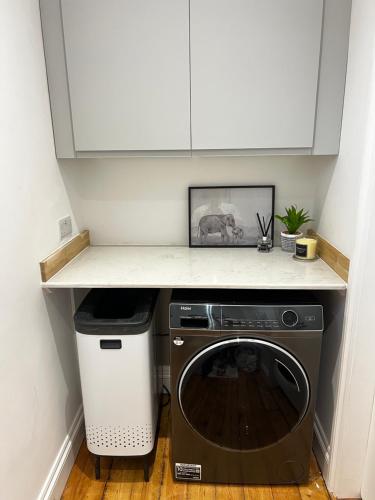 a kitchen with a dishwasher and a counter top at Stylish Brighton Haven, Sleeps 1 to 7, free parking in Brighton & Hove