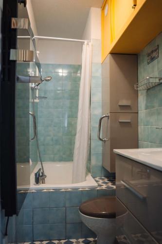 une salle de bain avec une douche avec des toilettes et un lavabo dans l'établissement Charmant studio à sanary - résidence avec piscine, à Sanary-sur-Mer