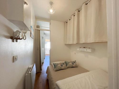 une petite pièce avec un lit et une fenêtre dans l'établissement Charmant studio à sanary - résidence avec piscine, à Sanary-sur-Mer