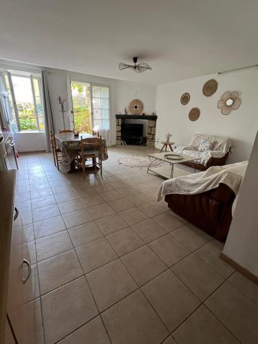 un salon avec un grand sol carrelé dans l'établissement Les Platanes - Rambrandt Rez de Jardin, à Lamalou-les-Bains