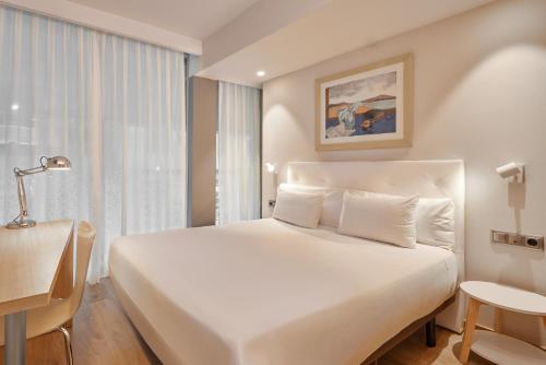 Postel nebo postele na pokoji v ubytování Barcelona Century Hotel