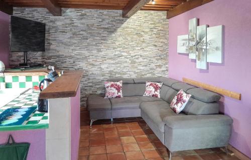 un salon avec un canapé et une table dans l'établissement Nice Home In St Ambroix With Wifi, à Saint-Ambroix