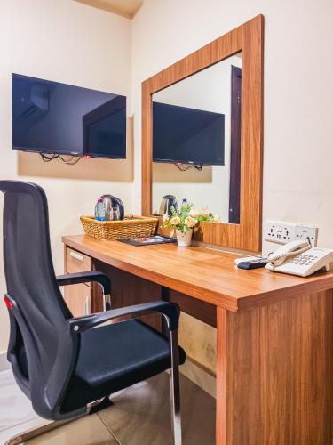 Televisyen dan/atau pusat hiburan di RHOGEM Hotel