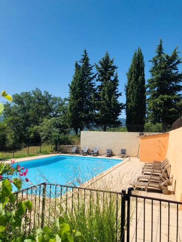 une piscine avec des chaises et une clôture dans l'établissement Luberon Provence Swimming pool Terrace View for 2, à Viens