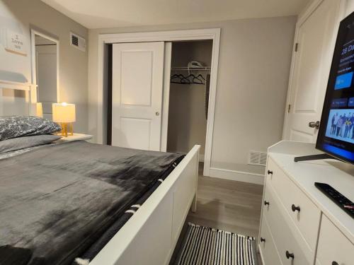 Un dormitorio con una cama y un escritorio con una computadora. en Comfy, cozy, affordable and private - free parking, en Richmond Valley