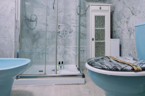 une salle de bain avec une douche, des toilettes et un lavabo dans l'établissement Clásico en el centro de Vigo by CABANA Rentals, à Vigo