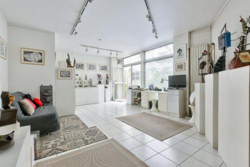 un salon avec un canapé et une cuisine dans l'établissement Atelier d’artiste, à Paris