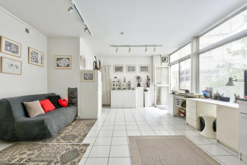 un salon avec un canapé et une cuisine dans l'établissement Atelier d’artiste, à Paris