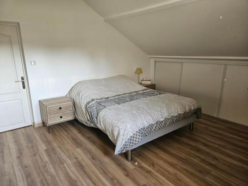 a bedroom with a bed and a dresser and a night stand at Maison 6 chambres au cœur du circuit des 24h du Mans in Mulsanne