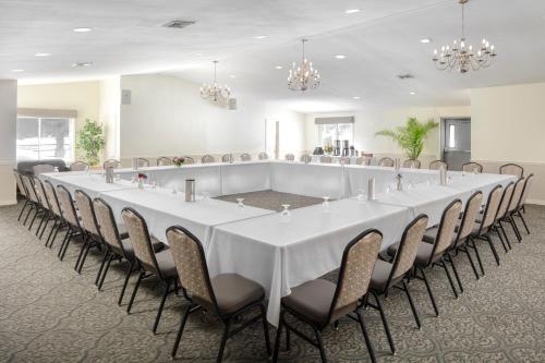a large conference room with a white table and chairs at Atlantic Oceanside Hotel & Conference Center in Bar Harbor