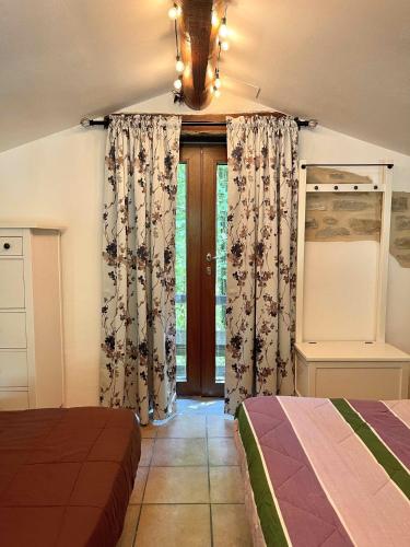 Postel nebo postele na pokoji v ubytování Le sorgenti - Bungalow in sasso