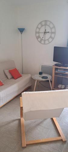 Televisyen dan/atau pusat hiburan di Vue superbe grand balcon joli studio Gaëlle 50 m cures