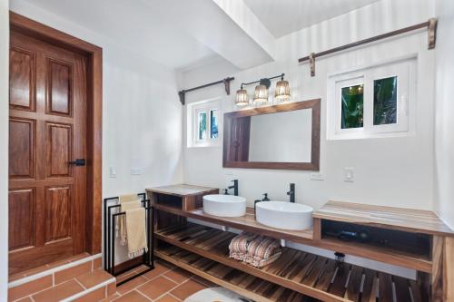 a bathroom with two sinks and a mirror at Casa Edie in Riversdale