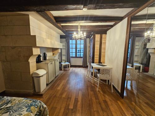 une grande pièce avec une cuisine et une salle à manger dans l'établissement Nid douillet dans vieux-Tours, à Tours