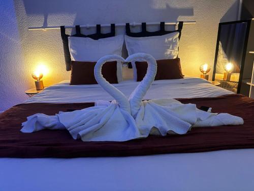 two swansrendered to look like they are kissing on a bed at Studio Cosy Toulon Centre in Toulon