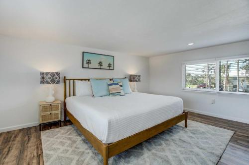a bedroom with a bed and a window at Riverside Breeze Tropical Retreat w Tiki Hut&BBQ in Bradenton