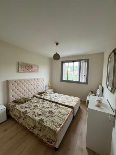 une chambre avec un grand lit et une fenêtre dans l'établissement 4- rooms appartement in Nice parking F4, à Nice