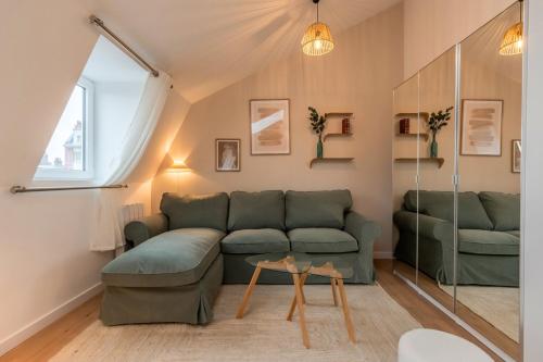 un salon avec un canapé et une table dans l'établissement Appartement deux chambres sur la place Sébastopol, à Lille