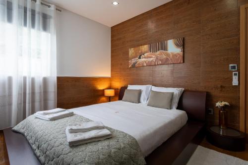 Un dormitorio con una cama con dos toallas encima. en Bandeira'S house, en Antuã