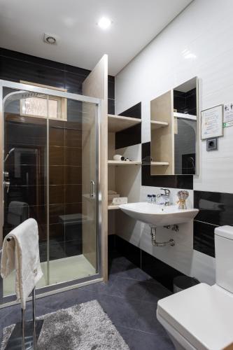 a bathroom with a shower and a sink and a toilet at Bandeira'S house in Antuã