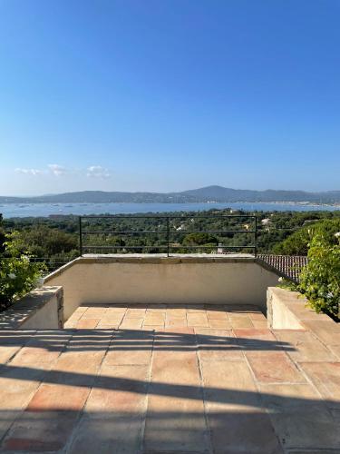 - une vue depuis le haut d'un bâtiment dans l'établissement Villa Les 3 Pins - Spacious Escape with Private Pool and Panoramic Views of the St-Tropez Gulf, à Port Grimaud