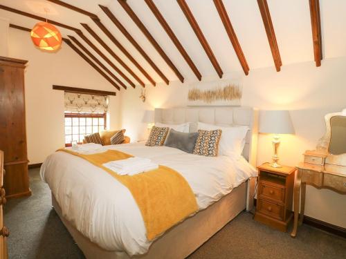 a bedroom with a large bed in a room at King's Cottage in Bedale